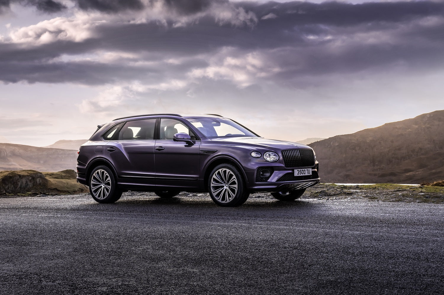 Long-Awaited Bentayga Extended Wheelbase Arrives in Japan - Special Exhibition in Roppongi Hills