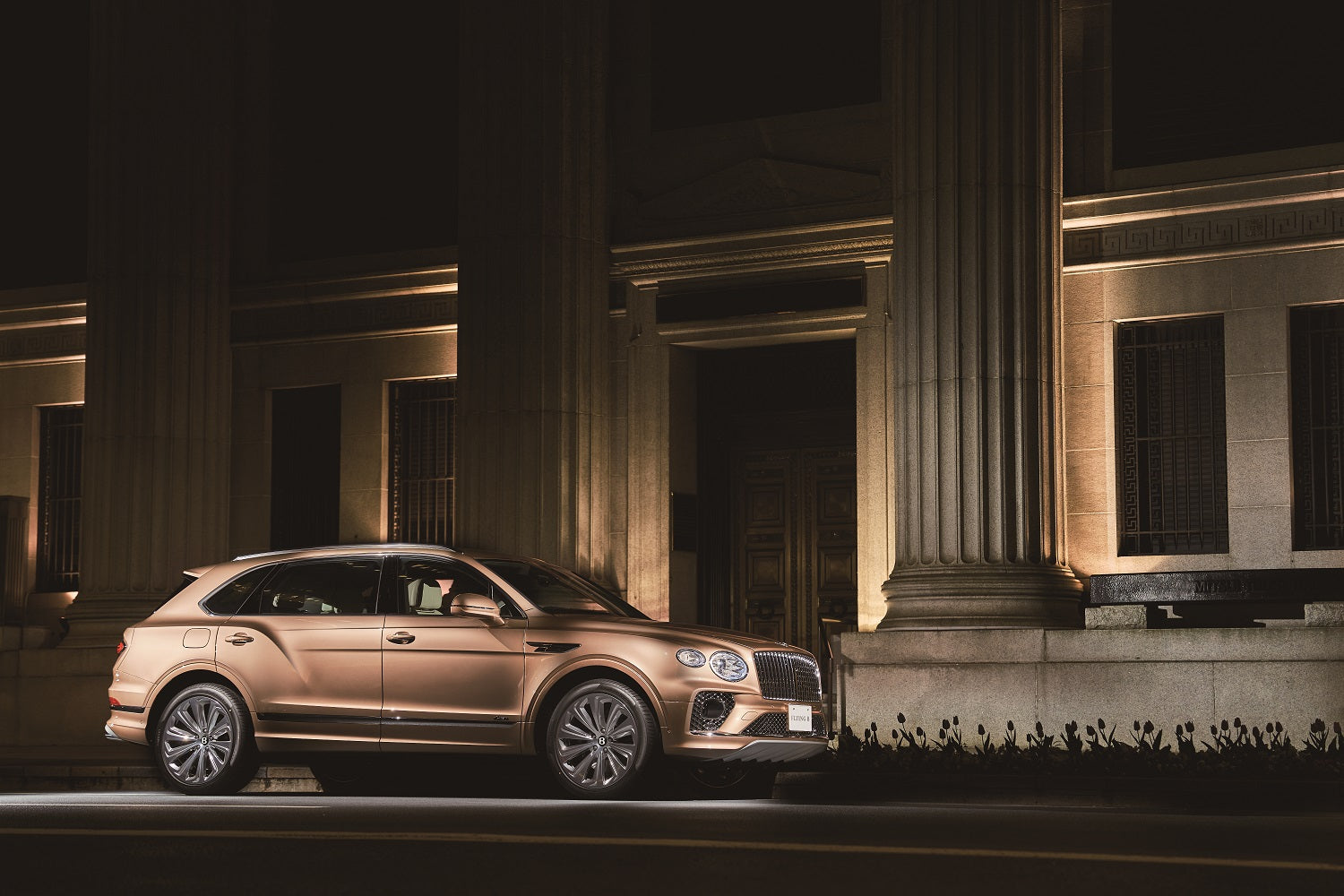 BENTAYGA EWB AZURE - Any luxury car needs to look beautiful in a night city